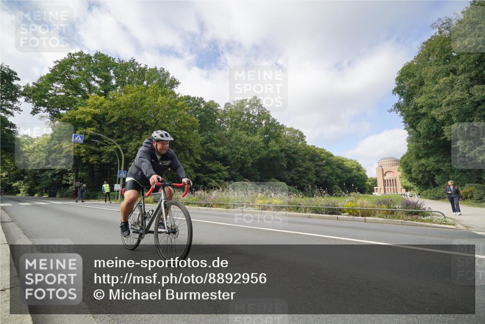 14.09.2025 - Stadtparktriathlon Michael Burmester http://msf.ph/oto/8892956 14.09.2025 11:31:29 Radfahren 857, 940, 1001, 1002 meine-sportfotos.de