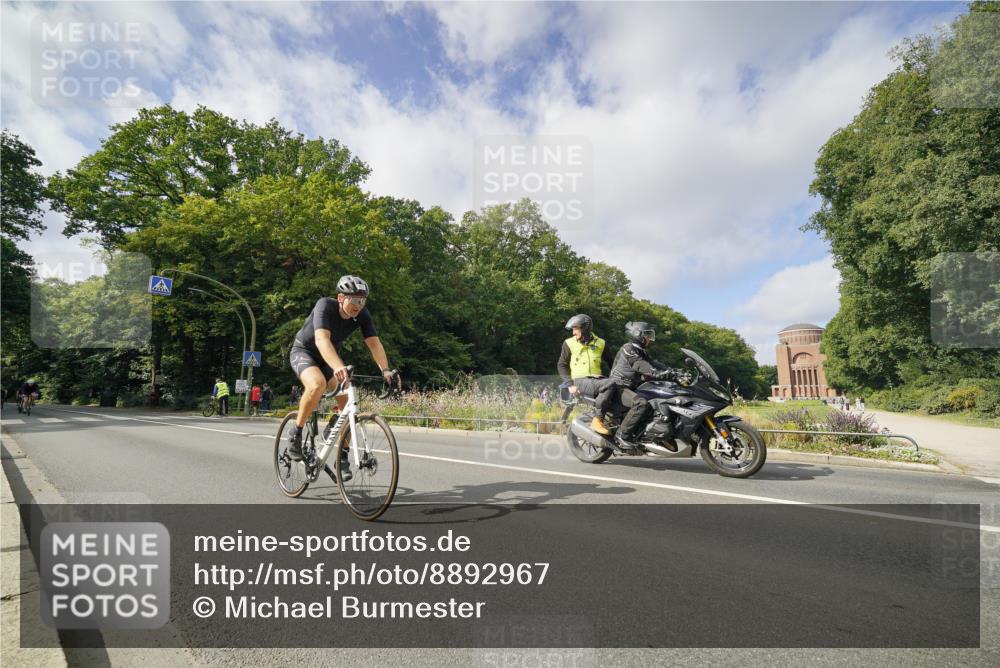 14.09.2025 - Stadtparktriathlon Michael Burmester http://msf.ph/oto/8892967 14.09.2025 11:32:02 Radfahren 877, 878, 900, 915 meine-sportfotos.de