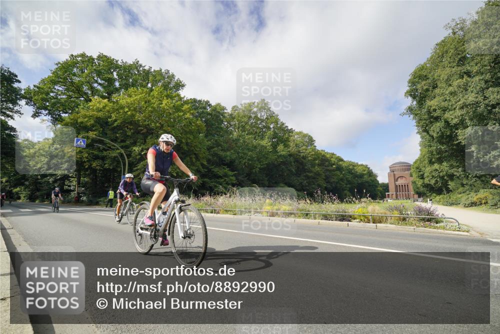 14.09.2025 - Stadtparktriathlon Michael Burmester http://msf.ph/oto/8892990 14.09.2025 11:33:17 Radfahren 824, 946, 980, 992, 1005, 1011, 1067 meine-sportfotos.de
