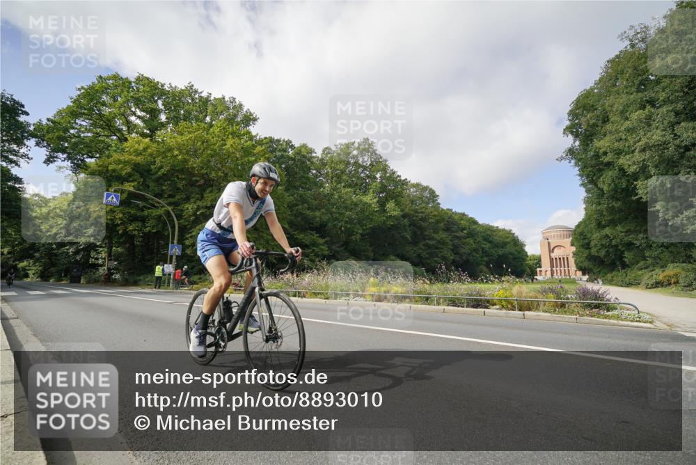 14.09.2025 - Stadtparktriathlon Michael Burmester http://msf.ph/oto/8893010 14.09.2025 11:34:03 Radfahren 911, 942, 1015, 1036 meine-sportfotos.de