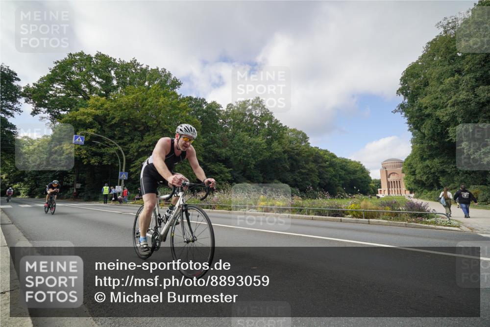 14.09.2025 - Stadtparktriathlon Michael Burmester http://msf.ph/oto/8893059 14.09.2025 11:36:16 Radfahren 890, 1072, 1097 meine-sportfotos.de