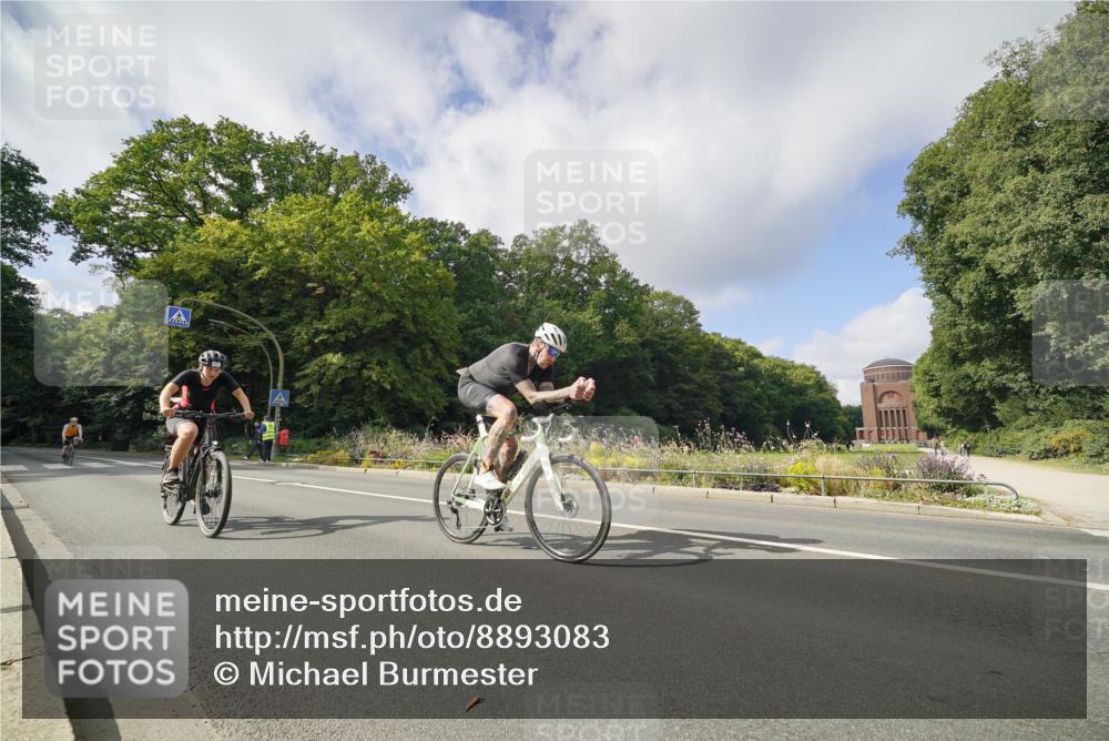 14.09.2025 - Stadtparktriathlon Michael Burmester http://msf.ph/oto/8893083 14.09.2025 11:37:07 Radfahren 854, 975, 1027, 1048 meine-sportfotos.de