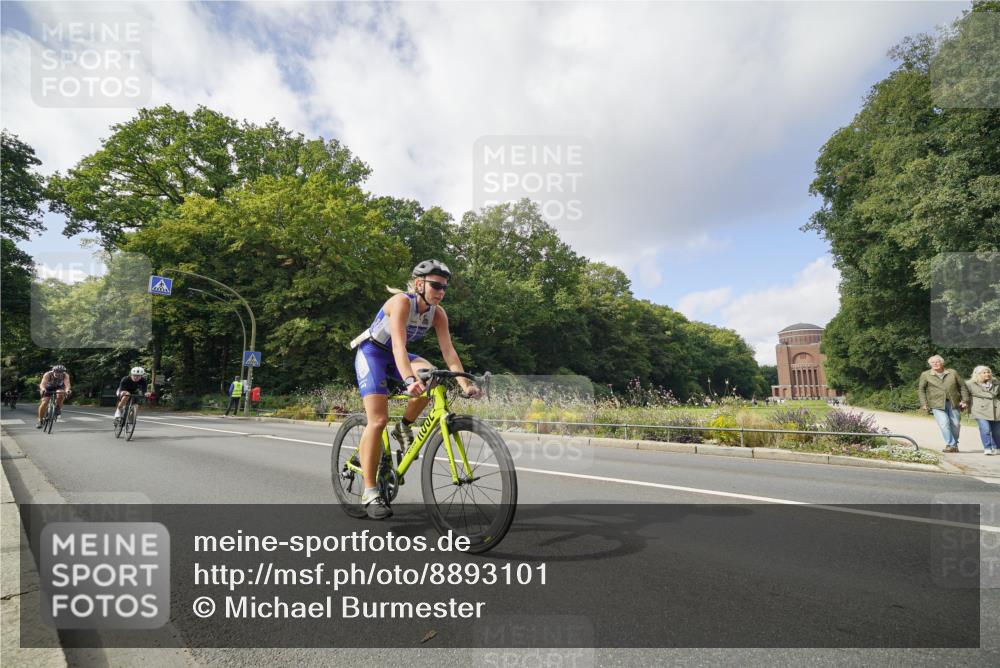 14.09.2025 - Stadtparktriathlon Michael Burmester http://msf.ph/oto/8893101 14.09.2025 11:37:59 Radfahren 963, 987, 1033, 1064, 1080, 1102 meine-sportfotos.de