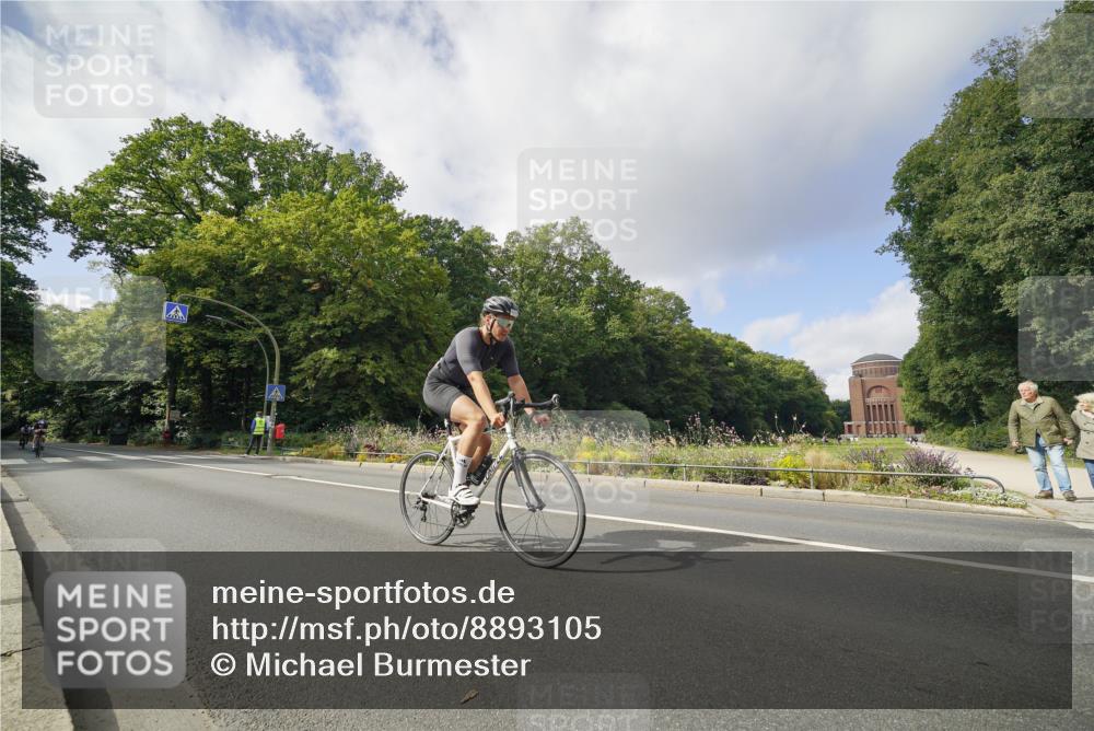 14.09.2025 - Stadtparktriathlon Michael Burmester http://msf.ph/oto/8893105 14.09.2025 11:38:01 Radfahren 963, 987, 1033, 1064, 1080, 1102 meine-sportfotos.de