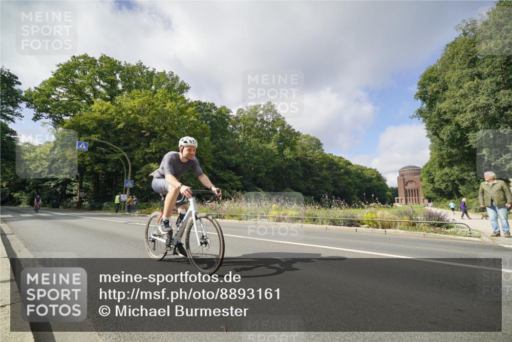 14.09.2025 - Stadtparktriathlon Michael Burmester http://msf.ph/oto/8893161 14.09.2025 11:40:04 Radfahren 822, 945, 1053, 1056, 1060 meine-sportfotos.de