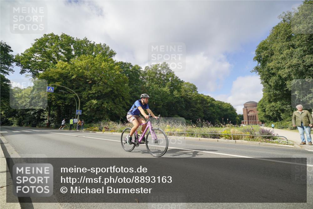 14.09.2025 - Stadtparktriathlon Michael Burmester http://msf.ph/oto/8893163 14.09.2025 11:40:07 Radfahren 822, 945, 1053 meine-sportfotos.de