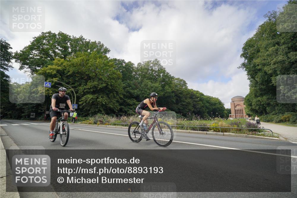 14.09.2025 - Stadtparktriathlon Michael Burmester http://msf.ph/oto/8893193 14.09.2025 11:41:39 Radfahren 930, 986, 1050, 1079 meine-sportfotos.de