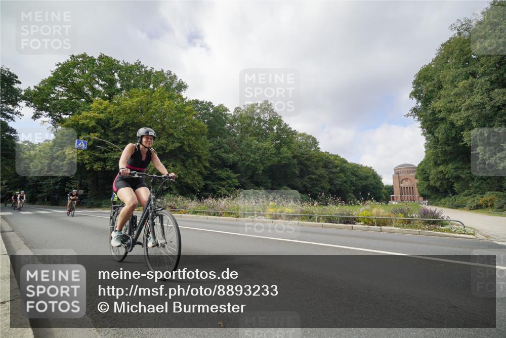 14.09.2025 - Stadtparktriathlon Michael Burmester http://msf.ph/oto/8893233 14.09.2025 11:42:44 Radfahren 926, 997, 1000, 1005, 1017, 1072, 1075, 1094, 1103, 1113 meine-sportfotos.de
