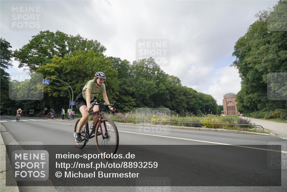 14.09.2025 - Stadtparktriathlon Michael Burmester http://msf.ph/oto/8893259 14.09.2025 11:43:28 Radfahren 961, 985, 1077, 1117 meine-sportfotos.de
