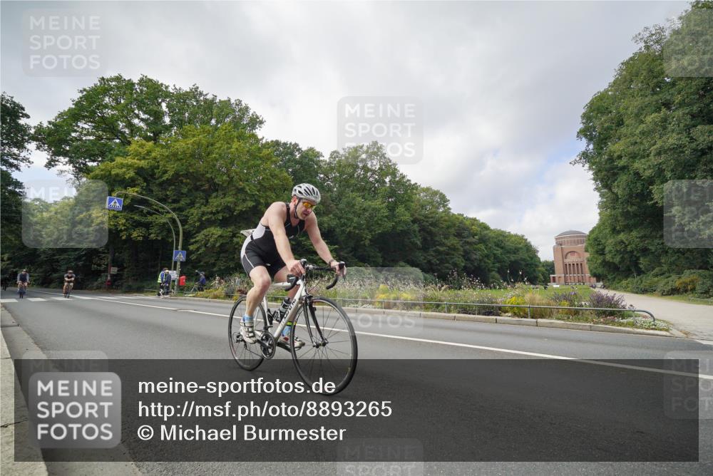 14.09.2025 - Stadtparktriathlon Michael Burmester http://msf.ph/oto/8893265 14.09.2025 11:43:45 Radfahren 932, 1081, 1097, 1109, 1112 meine-sportfotos.de
