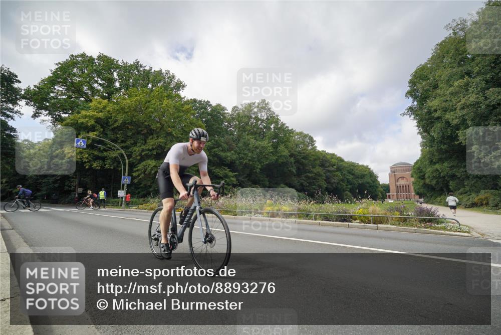 14.09.2025 - Stadtparktriathlon Michael Burmester http://msf.ph/oto/8893276 14.09.2025 11:44:16 Radfahren 925, 996, 1026, 1115 meine-sportfotos.de
