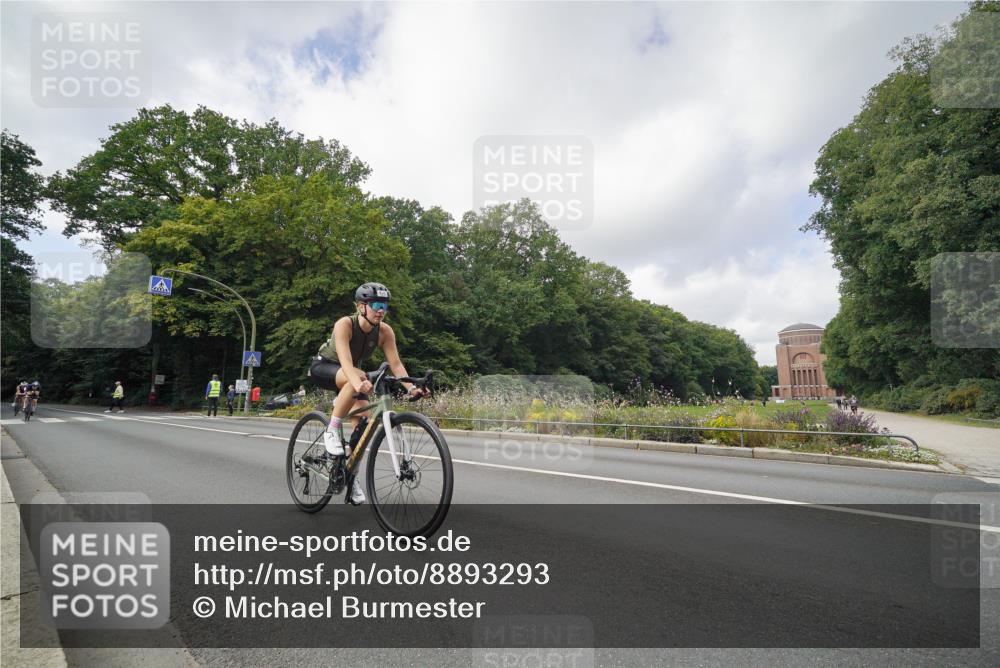 14.09.2025 - Stadtparktriathlon Michael Burmester http://msf.ph/oto/8893293 14.09.2025 11:44:43 Radfahren 938, 995, 1018, 1043, 1080, 1102 meine-sportfotos.de
