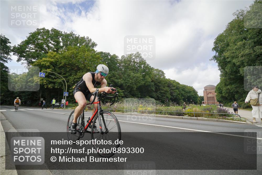 14.09.2025 - Stadtparktriathlon Michael Burmester http://msf.ph/oto/8893300 14.09.2025 11:44:57 Radfahren 987, 1048, 1107 meine-sportfotos.de