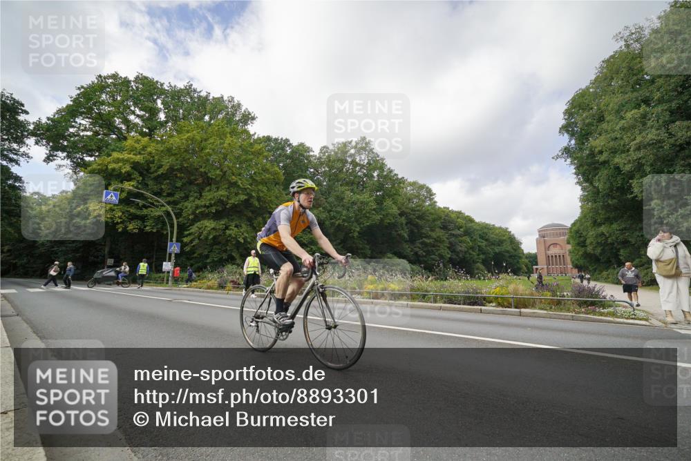 14.09.2025 - Stadtparktriathlon Michael Burmester http://msf.ph/oto/8893301 14.09.2025 11:44:59 Radfahren 987, 1048, 1107 meine-sportfotos.de