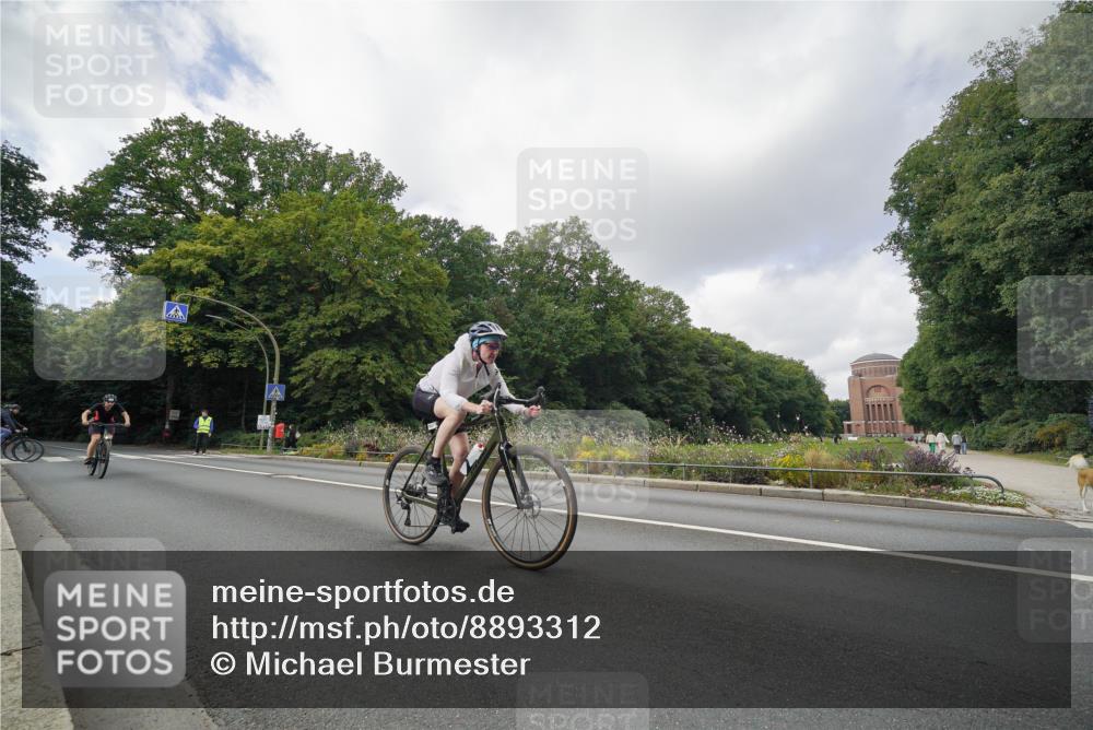 14.09.2025 - Stadtparktriathlon Michael Burmester http://msf.ph/oto/8893312 14.09.2025 11:45:39 Radfahren 963, 975, 981, 1064 meine-sportfotos.de
