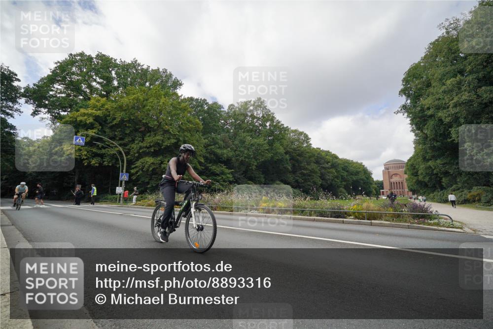 14.09.2025 - Stadtparktriathlon Michael Burmester http://msf.ph/oto/8893316 14.09.2025 11:46:01 Radfahren 837, 924, 1047 meine-sportfotos.de