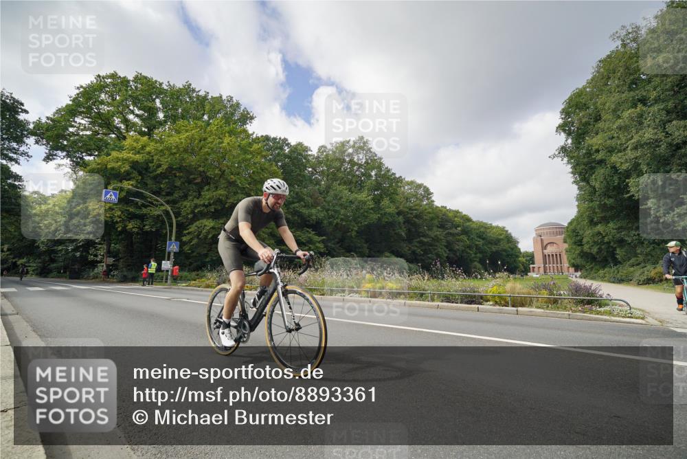 14.09.2025 - Stadtparktriathlon Michael Burmester http://msf.ph/oto/8893361 14.09.2025 11:47:55 Radfahren 949, 1049, 1056 meine-sportfotos.de