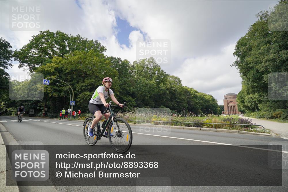14.09.2025 - Stadtparktriathlon Michael Burmester http://msf.ph/oto/8893368 14.09.2025 11:48:10 Radfahren 927, 952, 960, 1006, 1035, 1088, 1116 meine-sportfotos.de