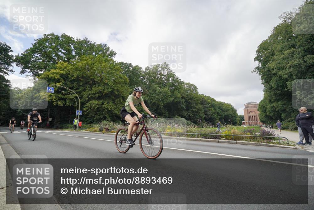 14.09.2025 - Stadtparktriathlon Michael Burmester http://msf.ph/oto/8893469 14.09.2025 11:51:46 Radfahren 961, 985, 1051, 1079, 1102 meine-sportfotos.de