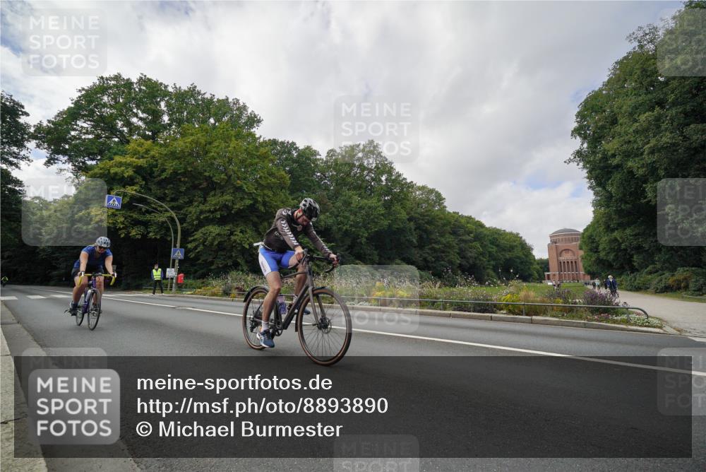 14.09.2025 - Stadtparktriathlon Michael Burmester http://msf.ph/oto/8893890 14.09.2025 11:59:24 Radfahren 958, 978, 1125, 1182 meine-sportfotos.de