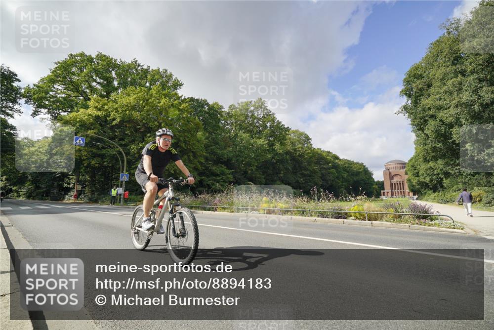 14.09.2025 - Stadtparktriathlon Michael Burmester http://msf.ph/oto/8894183 14.09.2025 12:10:35 Radfahren 1117, 1157, 1169 meine-sportfotos.de