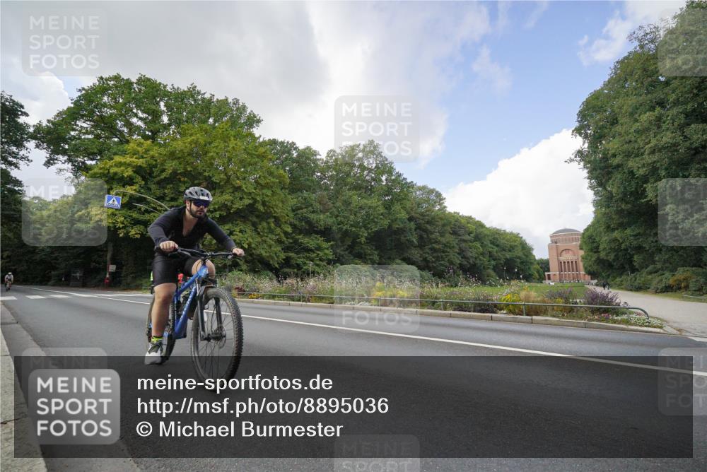 14.09.2025 - Stadtparktriathlon Michael Burmester http://msf.ph/oto/8895036 14.09.2025 12:47:32 Radfahren 1215, 1261, 1275, 1370, 1397, 1414 meine-sportfotos.de