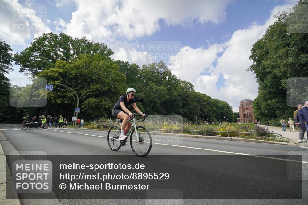 14.09.2025 - Stadtparktriathlon Michael Burmester http://msf.ph/oto/8895529 14.09.2025 13:06:52 Radfahren 1442, 1446 meine-sportfotos.de