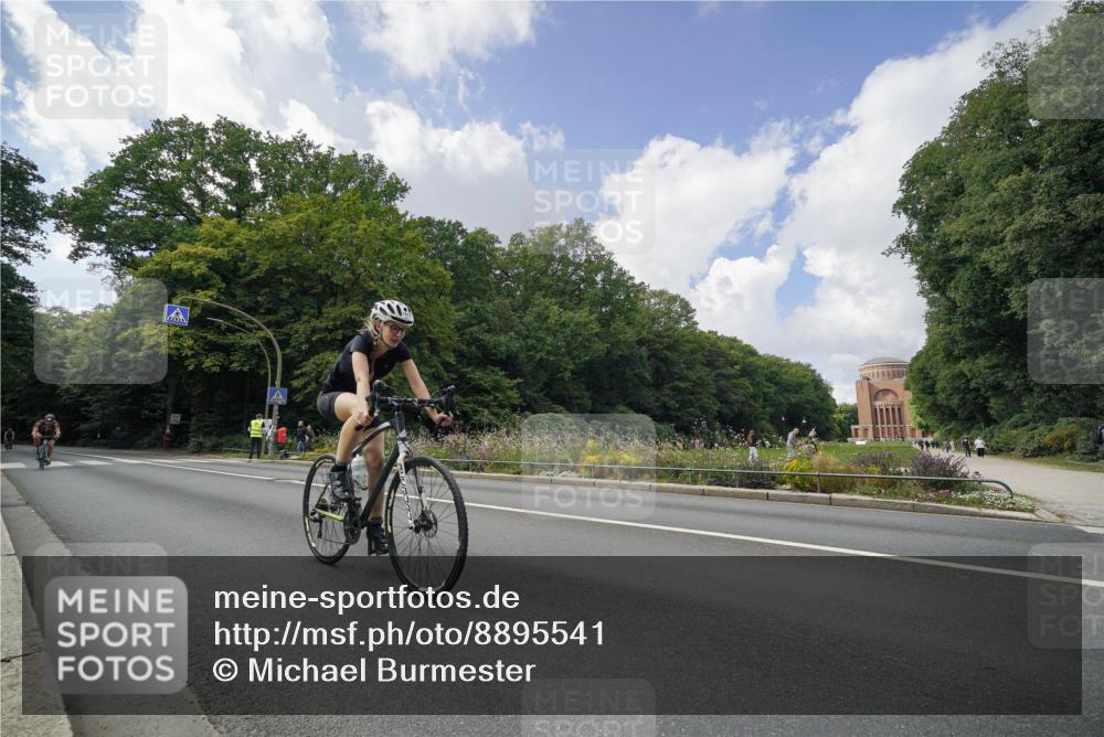 14.09.2025 - Stadtparktriathlon Michael Burmester http://msf.ph/oto/8895541 14.09.2025 13:07:36 Radfahren 1377, 1425, 1443 meine-sportfotos.de