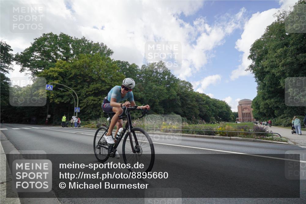 14.09.2025 - Stadtparktriathlon Michael Burmester http://msf.ph/oto/8895660 14.09.2025 13:13:30 Radfahren 1323, 1530, 1541 meine-sportfotos.de
