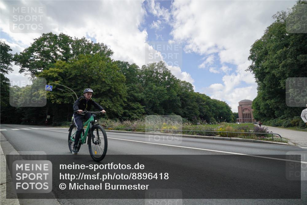 14.09.2025 - Stadtparktriathlon Michael Burmester http://msf.ph/oto/8896418 14.09.2025 13:57:54 Radfahren 1660 meine-sportfotos.de