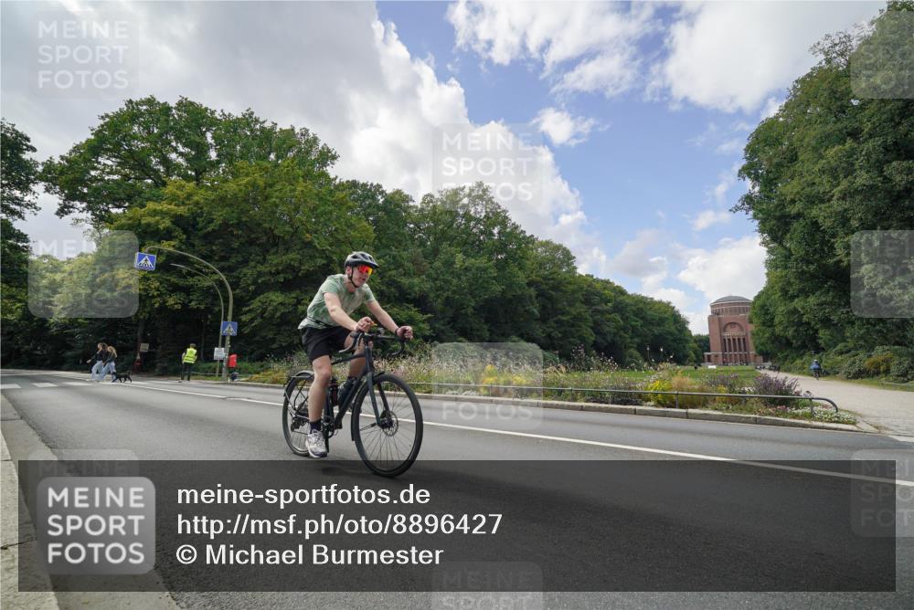 14.09.2025 - Stadtparktriathlon Michael Burmester http://msf.ph/oto/8896427 14.09.2025 14:00:58 Radfahren 1557 meine-sportfotos.de