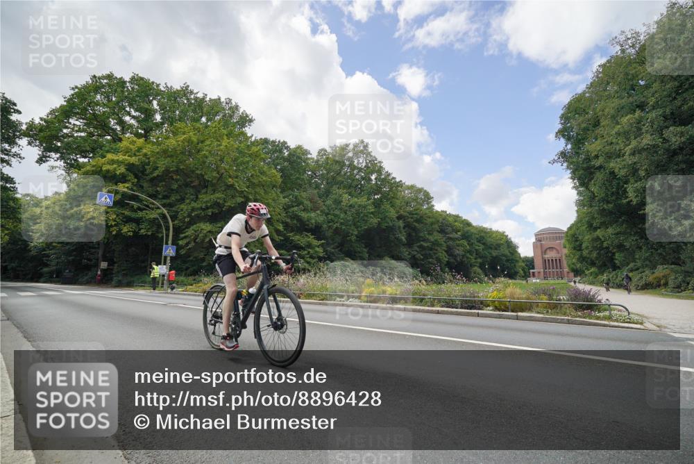 14.09.2025 - Stadtparktriathlon Michael Burmester http://msf.ph/oto/8896428 14.09.2025 14:01:43 Radfahren 1553 meine-sportfotos.de
