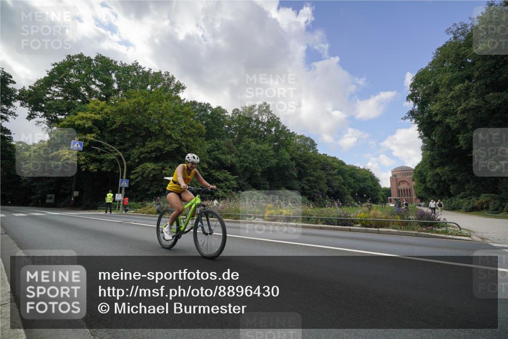 14.09.2025 - Stadtparktriathlon Michael Burmester http://msf.ph/oto/8896430 14.09.2025 14:04:34 Radfahren 1529 meine-sportfotos.de