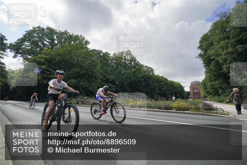 14.09.2025 - Stadtparktriathlon Michael Burmester http://msf.ph/oto/8896509 14.09.2025 14:26:04 Radfahren 1694, 1701, 1720, 1740, 1743, 1761, 1765, 1770, 1778, 1781, 1786, 1791 meine-sportfotos.de