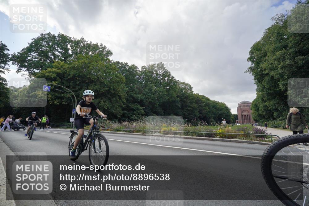 14.09.2025 - Stadtparktriathlon Michael Burmester http://msf.ph/oto/8896538 14.09.2025 14:26:51 Radfahren 1715, 1750, 1757, 1773 meine-sportfotos.de
