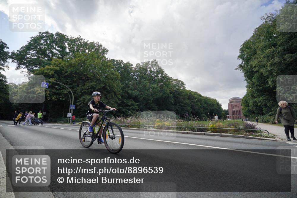 14.09.2025 - Stadtparktriathlon Michael Burmester http://msf.ph/oto/8896539 14.09.2025 14:26:53 Radfahren 1715, 1750, 1757 meine-sportfotos.de