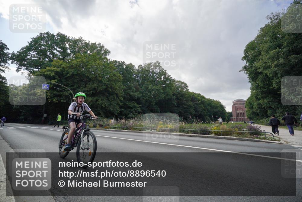 14.09.2025 - Stadtparktriathlon Michael Burmester http://msf.ph/oto/8896540 14.09.2025 14:27:05 Radfahren 1713, 1714 meine-sportfotos.de