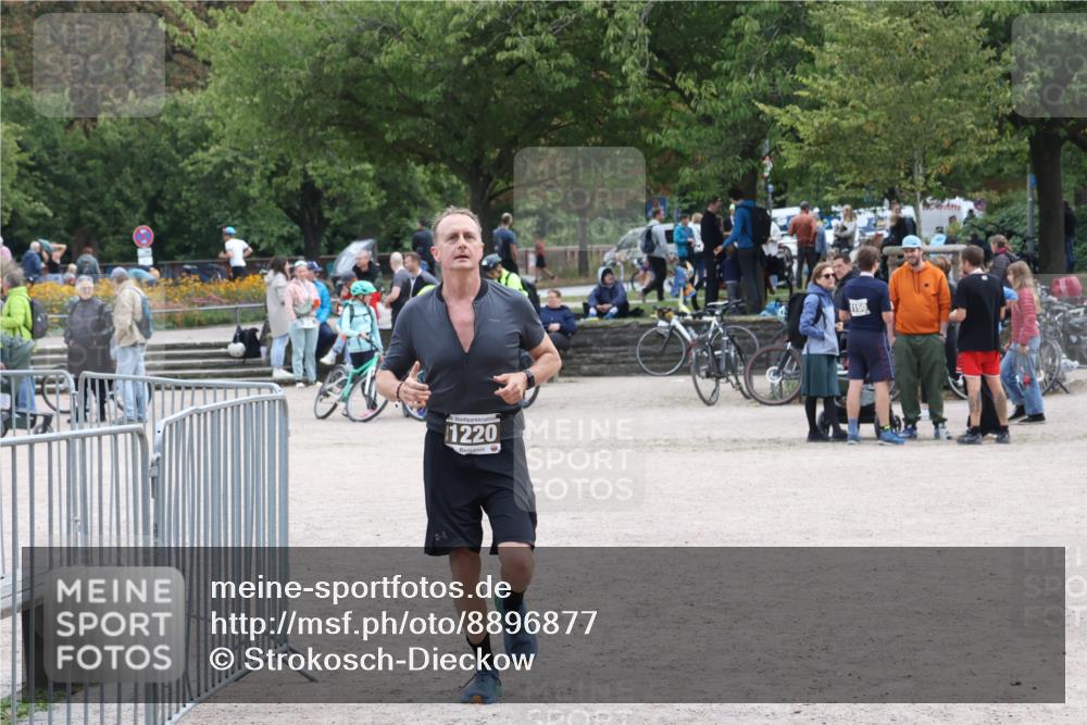 14.09.2025 - Stadtparktriathlon Strokosch-Dieckow http://msf.ph/oto/8896877 14.09.2025 13:10:31 Ziel 1220 meine-sportfotos.de