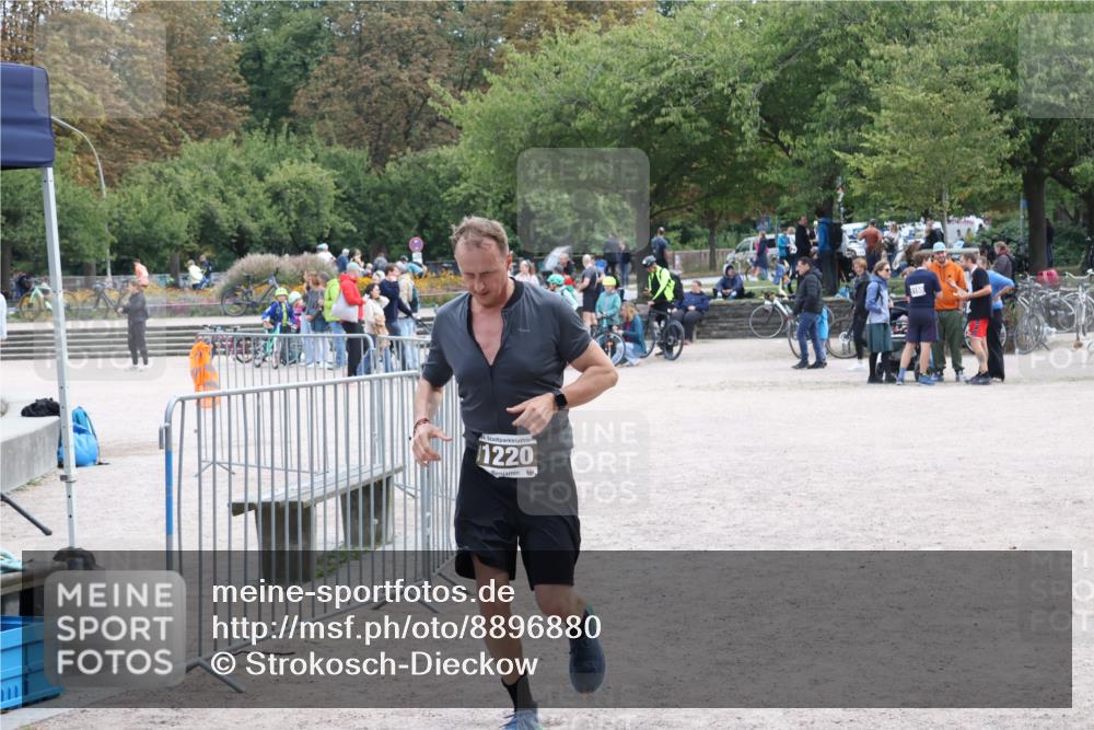 14.09.2025 - Stadtparktriathlon Strokosch-Dieckow http://msf.ph/oto/8896880 14.09.2025 13:10:32 Ziel 1220 meine-sportfotos.de