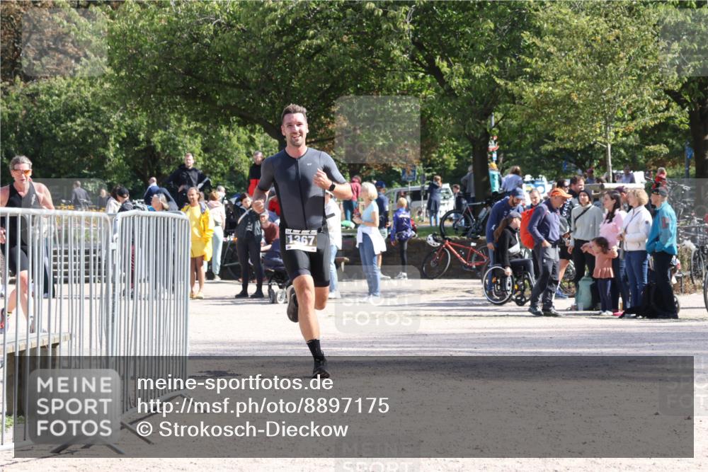 14.09.2025 - Stadtparktriathlon Strokosch-Dieckow http://msf.ph/oto/8897175 14.09.2025 13:31:17 Ziel 1297, 1367 meine-sportfotos.de
