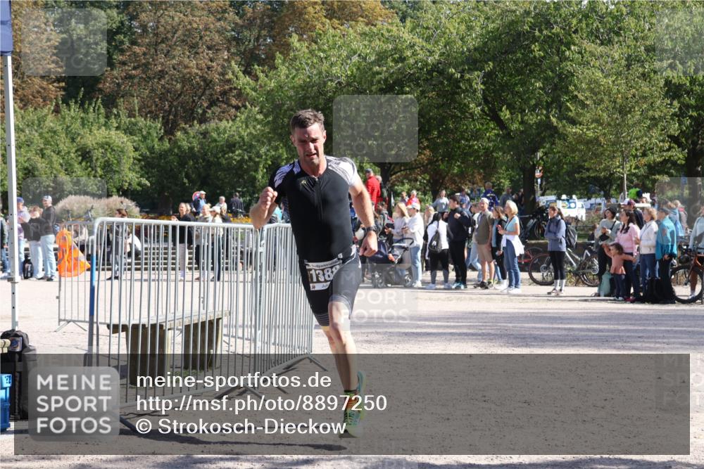 14.09.2025 - Stadtparktriathlon Strokosch-Dieckow http://msf.ph/oto/8897250 14.09.2025 13:32:58 Ziel 1386, 1388 meine-sportfotos.de