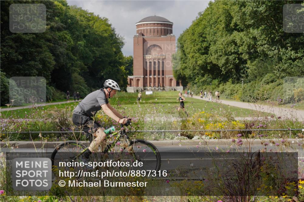 14.09.2025 - Stadtparktriathlon Michael Burmester http://msf.ph/oto/8897316 14.09.2025 12:35:06 Radfahren 1220, 1242, 1300 meine-sportfotos.de