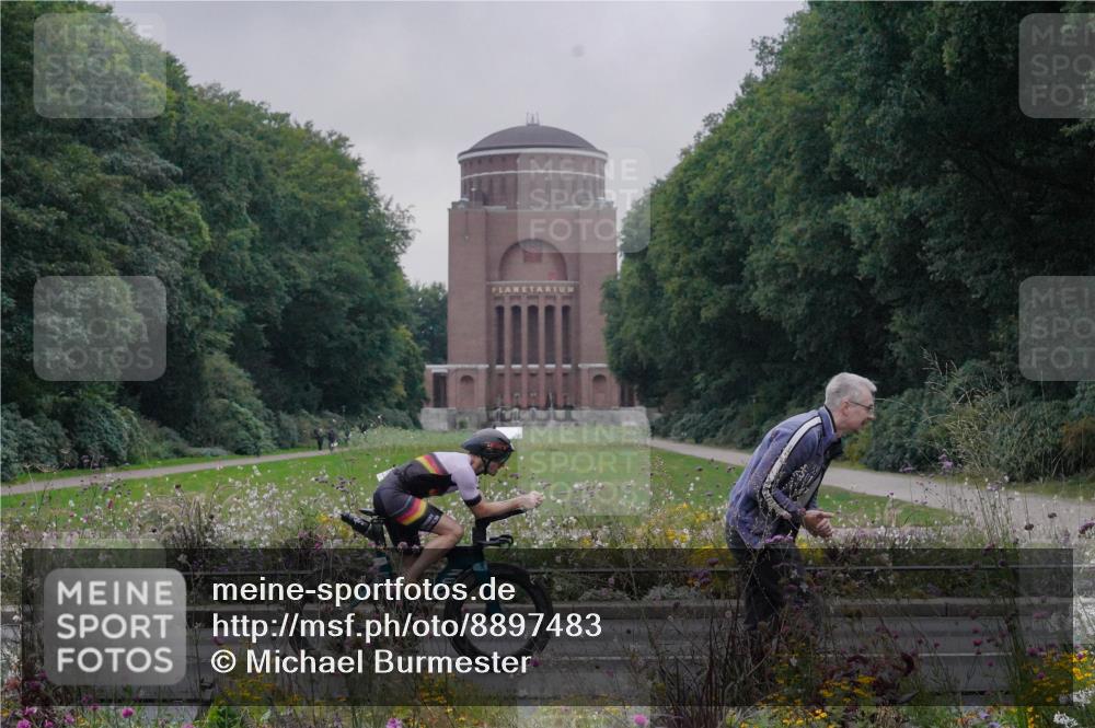 14.09.2025 - Stadtparktriathlon Michael Burmester http://msf.ph/oto/8897483 14.09.2025 08:54:33 Radfahren 330, 335 meine-sportfotos.de