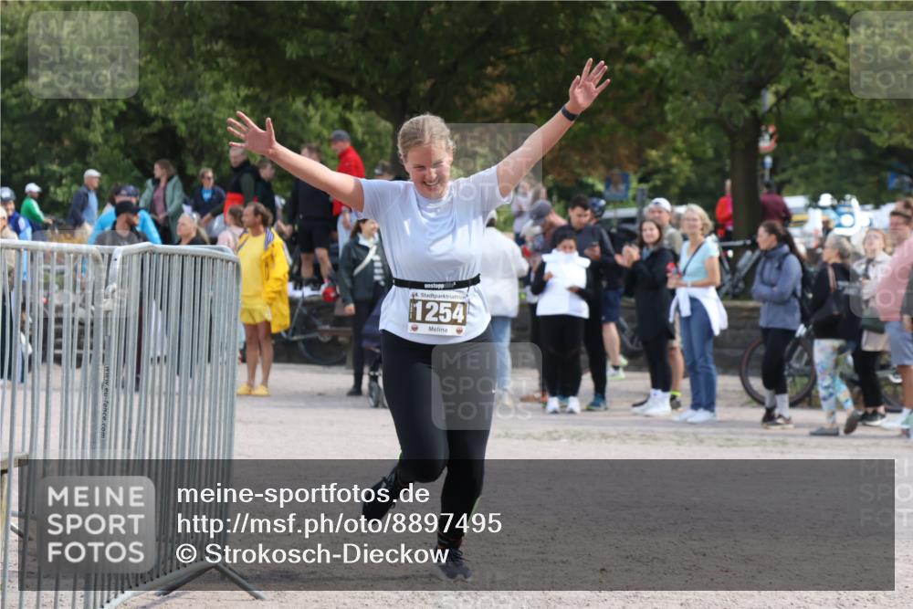 14.09.2025 - Stadtparktriathlon Strokosch-Dieckow http://msf.ph/oto/8897495 14.09.2025 13:36:43 Ziel 1254 meine-sportfotos.de