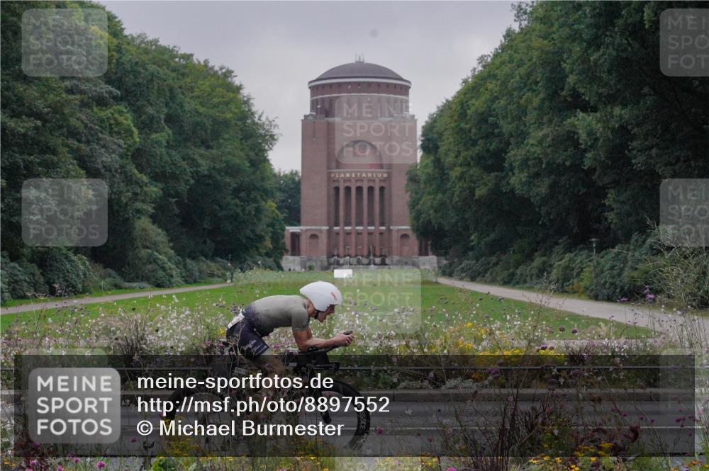 14.09.2025 - Stadtparktriathlon Michael Burmester http://msf.ph/oto/8897552 14.09.2025 08:56:06 Radfahren 301, 340, 358, 361, 371, 373 meine-sportfotos.de