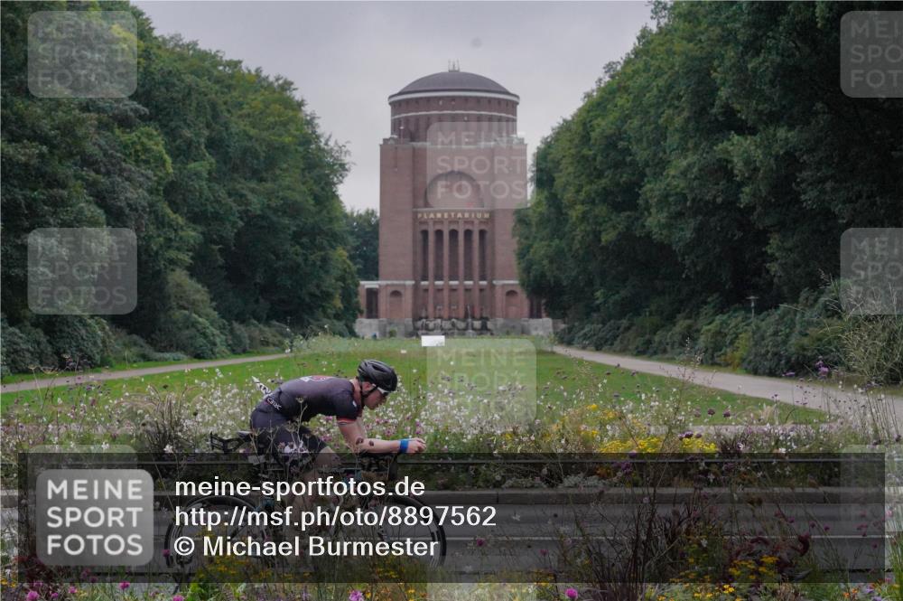14.09.2025 - Stadtparktriathlon Michael Burmester http://msf.ph/oto/8897562 14.09.2025 08:56:17 Radfahren 318, 322, 339, 342, 350, 358, 363 meine-sportfotos.de
