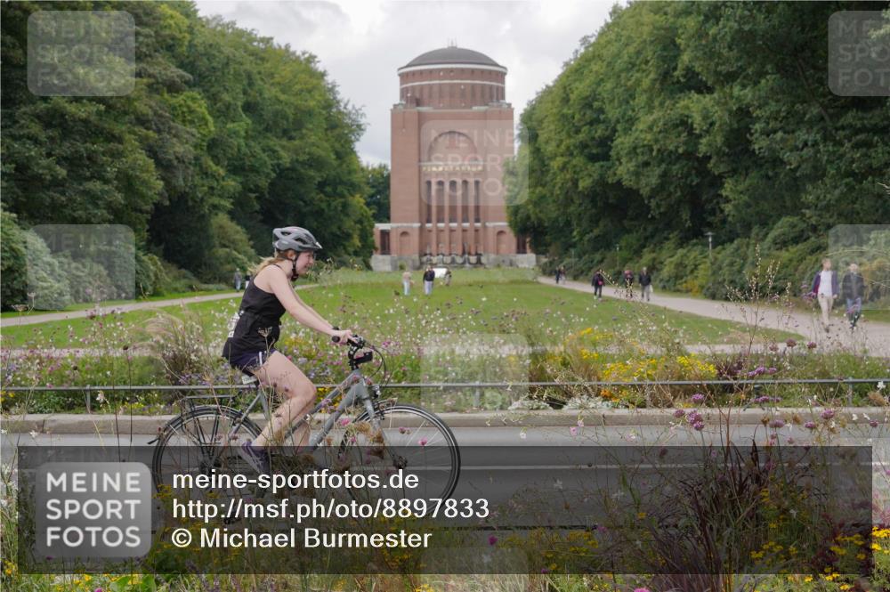 14.09.2025 - Stadtparktriathlon Michael Burmester http://msf.ph/oto/8897833 14.09.2025 12:41:54 Radfahren 1285 meine-sportfotos.de