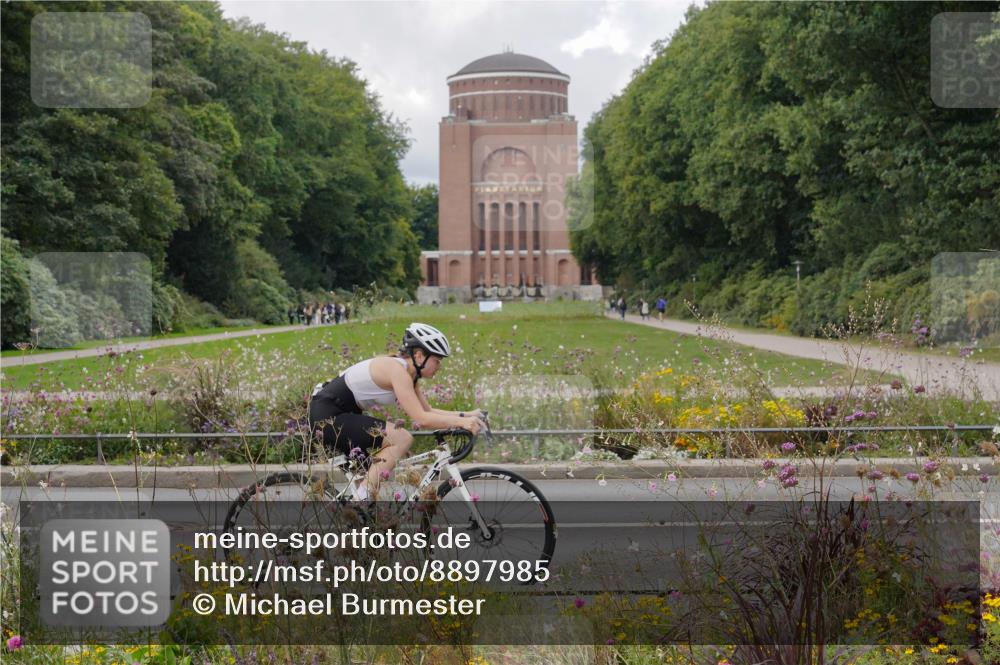 14.09.2025 - Stadtparktriathlon Michael Burmester http://msf.ph/oto/8897985 14.09.2025 12:43:53 Radfahren 1246, 1299, 1303 meine-sportfotos.de