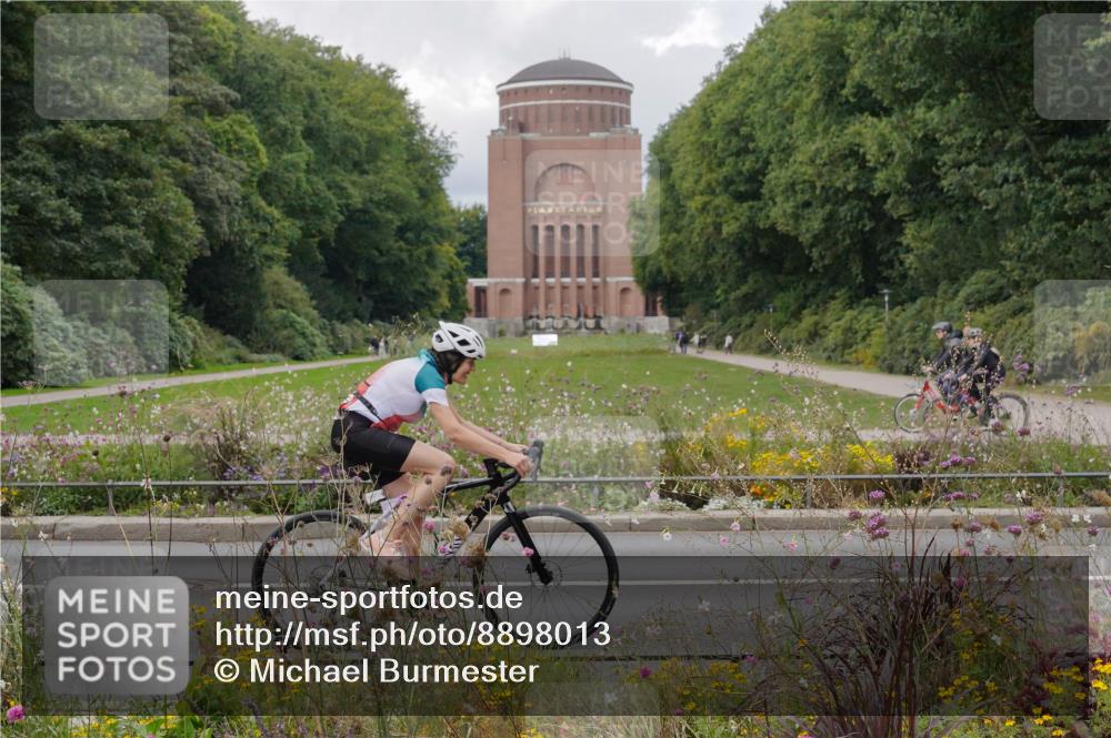 14.09.2025 - Stadtparktriathlon Michael Burmester http://msf.ph/oto/8898013 14.09.2025 12:44:21 Radfahren 1257, 1300, 1339 meine-sportfotos.de