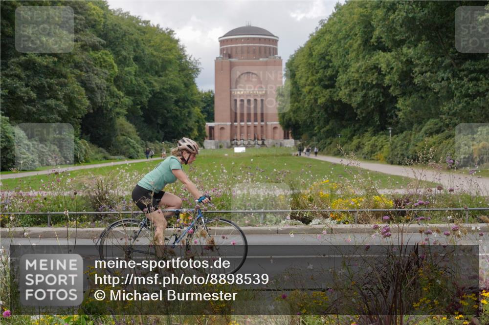 14.09.2025 - Stadtparktriathlon Michael Burmester http://msf.ph/oto/8898539 14.09.2025 12:44:43 Radfahren 1307, 1324, 1350, 1381 meine-sportfotos.de